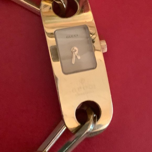 Ladies Gucci 6100L Watch, band is 7 1/2” in length with an extra 1/2” link - Picture 4 of 9